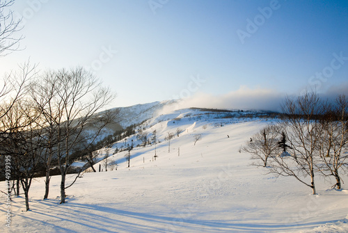 冬の道東　夕方の藻琴山の雪煙（北海道）