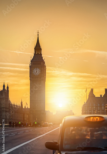 Der Big Ben in London, England, bei Sonnenuntergang