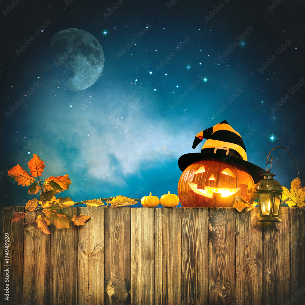 Naklejka premium Candle lit Halloween Pumpkins