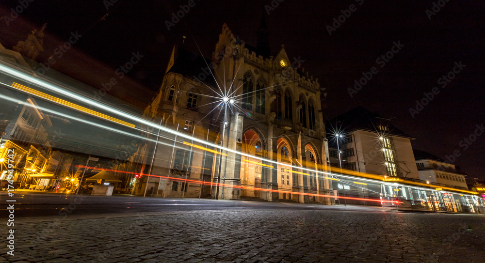 Obraz premium Lichtspuren in Erfurt in der Nacht
