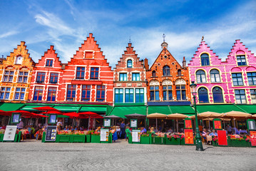Fototapete Brügge Farbenfrohe Giebelhäuser am Grote Markt  © adisa