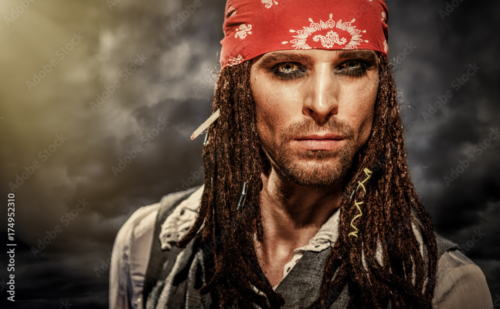 Obraz premium Portret młodego mężczyzny w stroju pirata.
