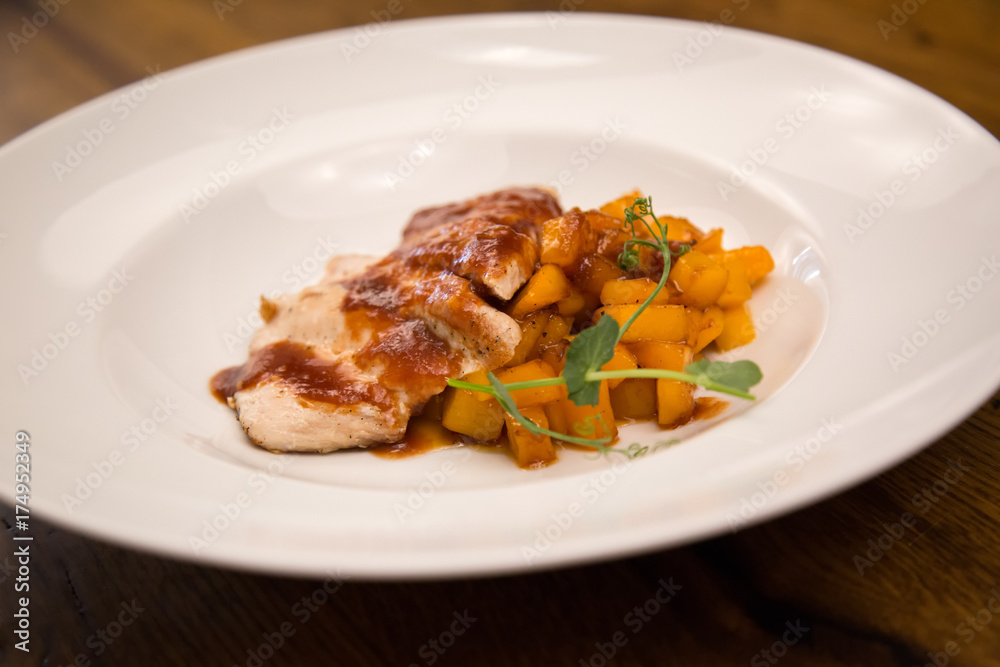 Fillet of chicken with potatoes and saus