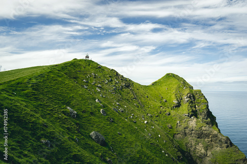 Un paysage de pays du nord de crêtes, fjord, montagne, océan