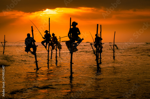 Canvas-taulu Silhouettes of the traditional fishermen