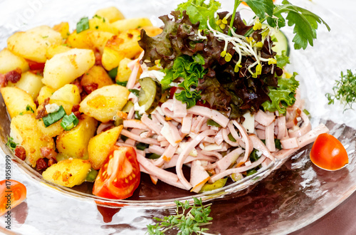 Obraz na plátně Schweizer Wurstsalat  mit Bratkartoffeln