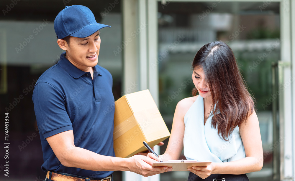 Asian delivery. Delivery man smile. Доставщик азиат. Asian delivery. Asian delivery.