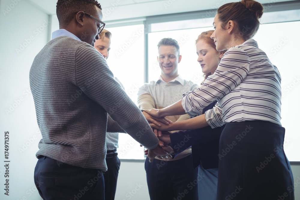 Obraz premium Business colleagues stacking hands at office