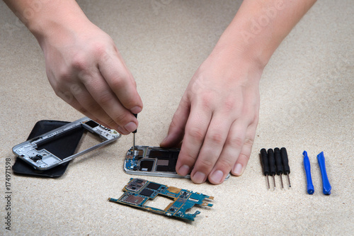 Repair, disassembly of mobile phone