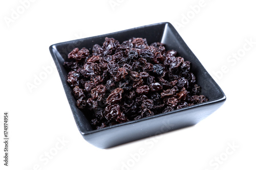 Photo Black organic zante currants isolated on a white background