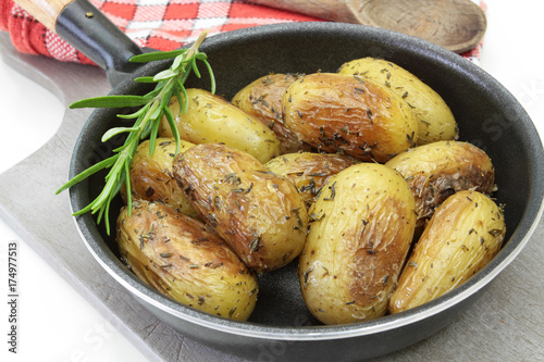 pommes de terre grenaille au thym photo