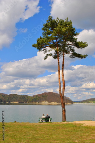 Romantyczne spotkanie nad jeziorem