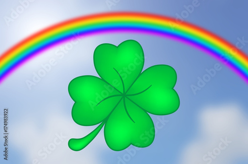 Vierblättriges Kleeblatt mit Regenbogen und Himmelhintergrund