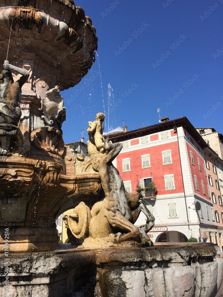duomo Trento città fontana piazza architettura storia statua 