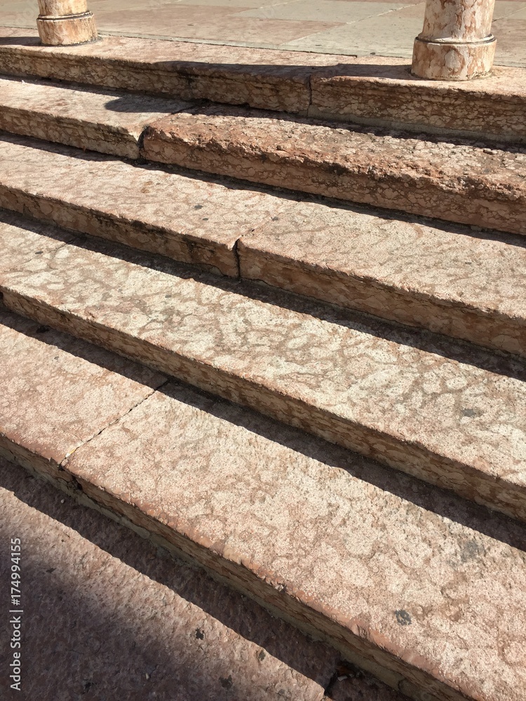 strada città pavimentazione ciottoli marciapiede, sampietrini scale marmo  pietra Stock Photo | Adobe Stock
