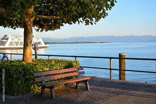 Promenade von Friedrichshafen, Fähre bei der Ausfahrt aus dem Hafen, Bank in der Abendsonne