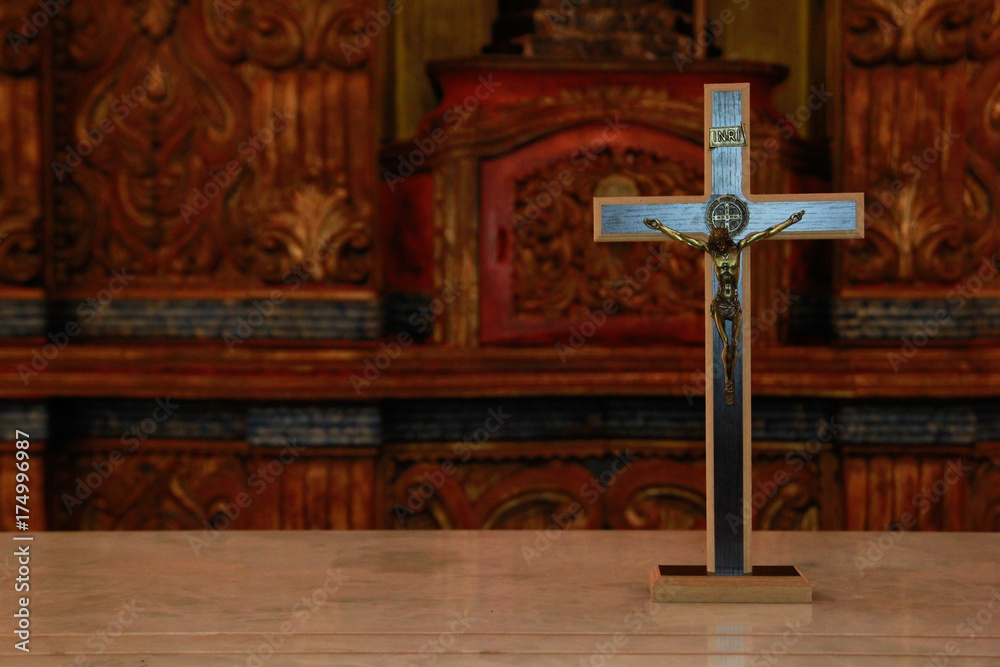 Crucifixo ou cruz em cima do altar da capela historica