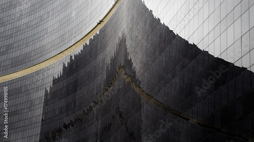 Textura das janelas de predio com reflexo photo