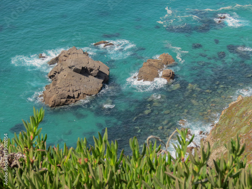 Portugal - Cabo da Roca - Rochers dans l'océan en bas de la falaise photo