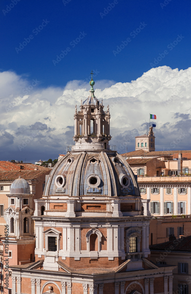 Obraz premium Rome center skyline with renaissance dome, Quirinal Hill Presidential Palace and clouds
