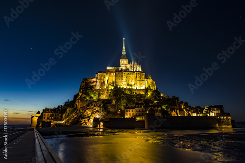 Der Mont Saint Michel bei Nacht