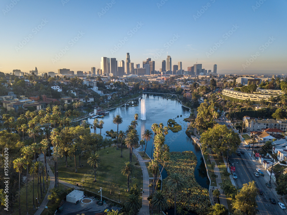 Naklejka premium Widok z drona na Echo Park w Los Angeles