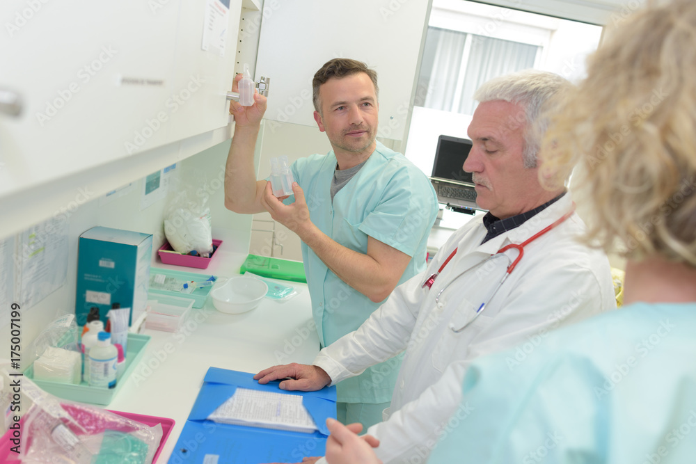 Obraz premium doctors and a nurse talking