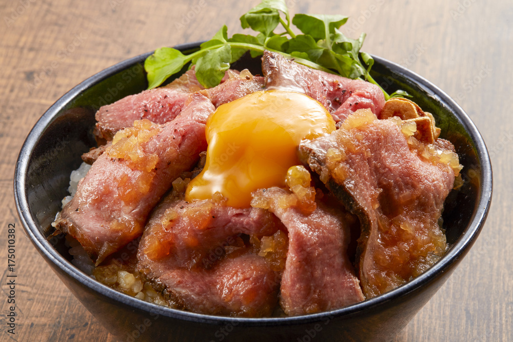 Φωτογραφία ローストビーフ丼