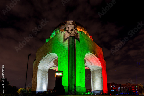 Ciudad de Mexico monumento a la revolucion iluminado de noche