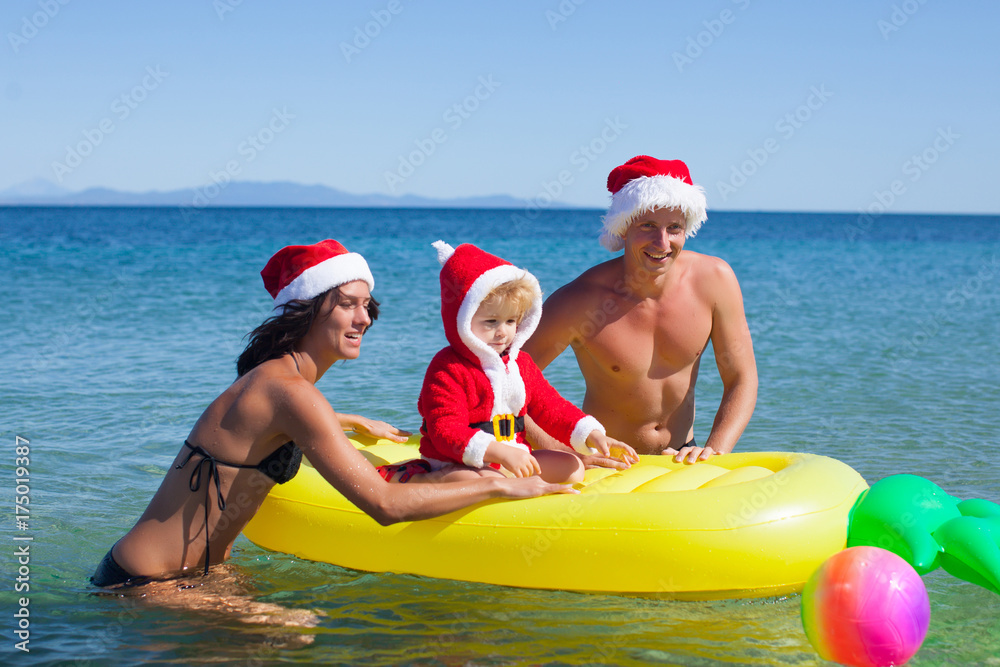 Φωτογραφία Happy family mother and baby little child playing in the winter for the Christmas holidays