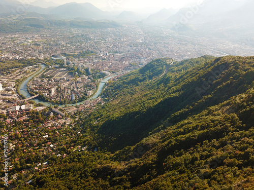 Grenoble et la bastille vus depuis un drone au dessus du Mont-Rachais