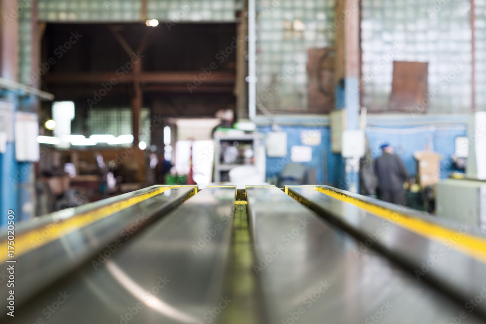 Obraz premium Working table of a new vertical milling machine.