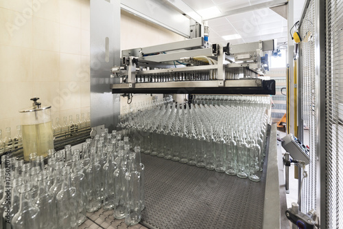 Unloading glass bottles with an automatic machine.