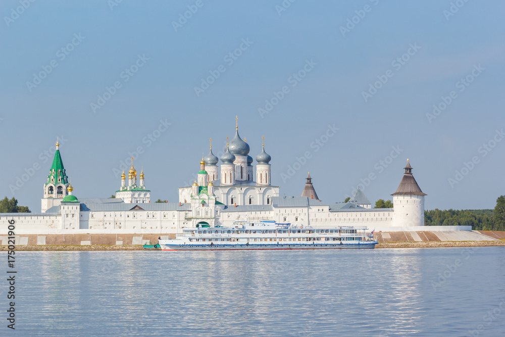 Fototapeta premium Pier with a motor ship near the walls of the monastery in Makar'evo, Nizhny Novgorod region