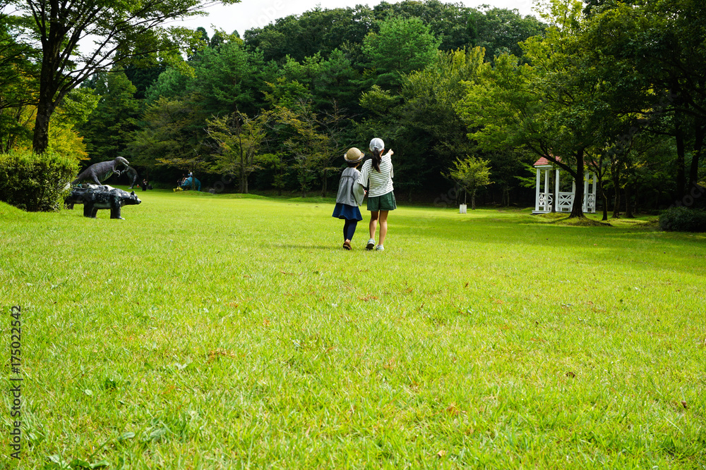 公園を歩く少女 指さす姉妹 公園を歩く少女 指さす姉妹