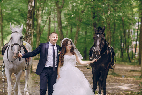 couple with horses © prostooleh