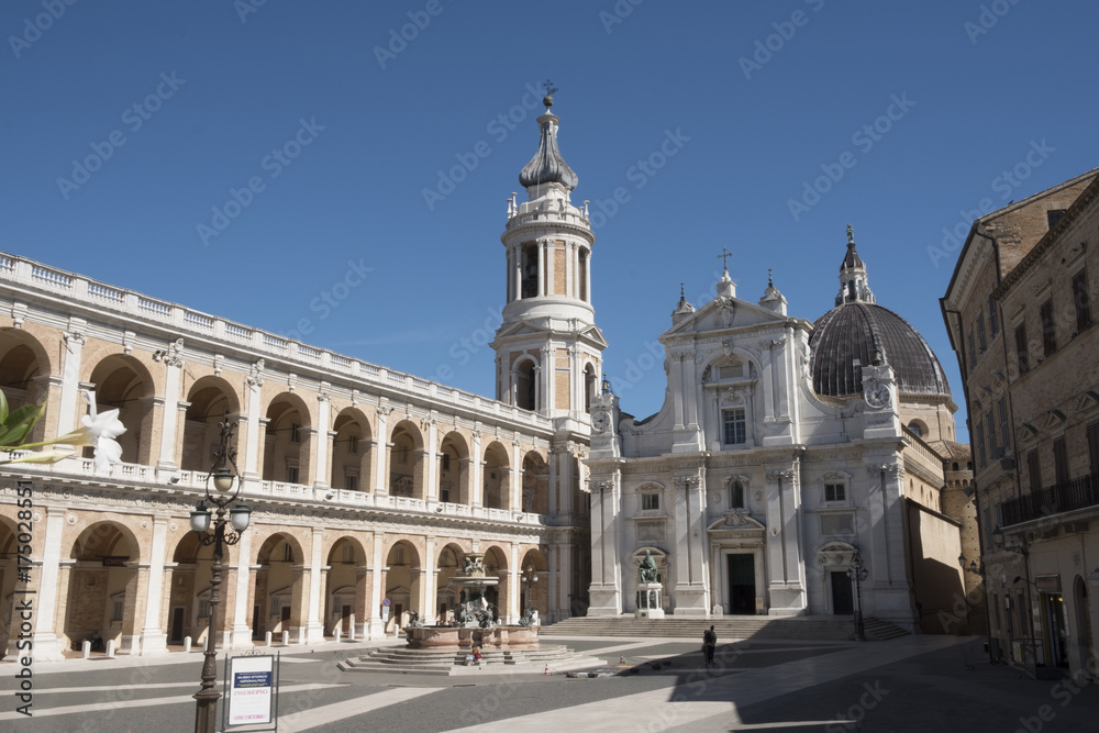 Basiliek van het Heilig Huis) in de Italiaanse stad Loreto is een katholiek bedevaartsoord met het Heilig Huis van de Maagd Maria.
