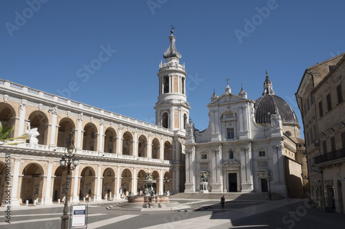 Basiliek van het Heilig Huis) in de Italiaanse stad Loreto is een katholiek bedevaartsoord met het Heilig Huis van de Maagd Maria.