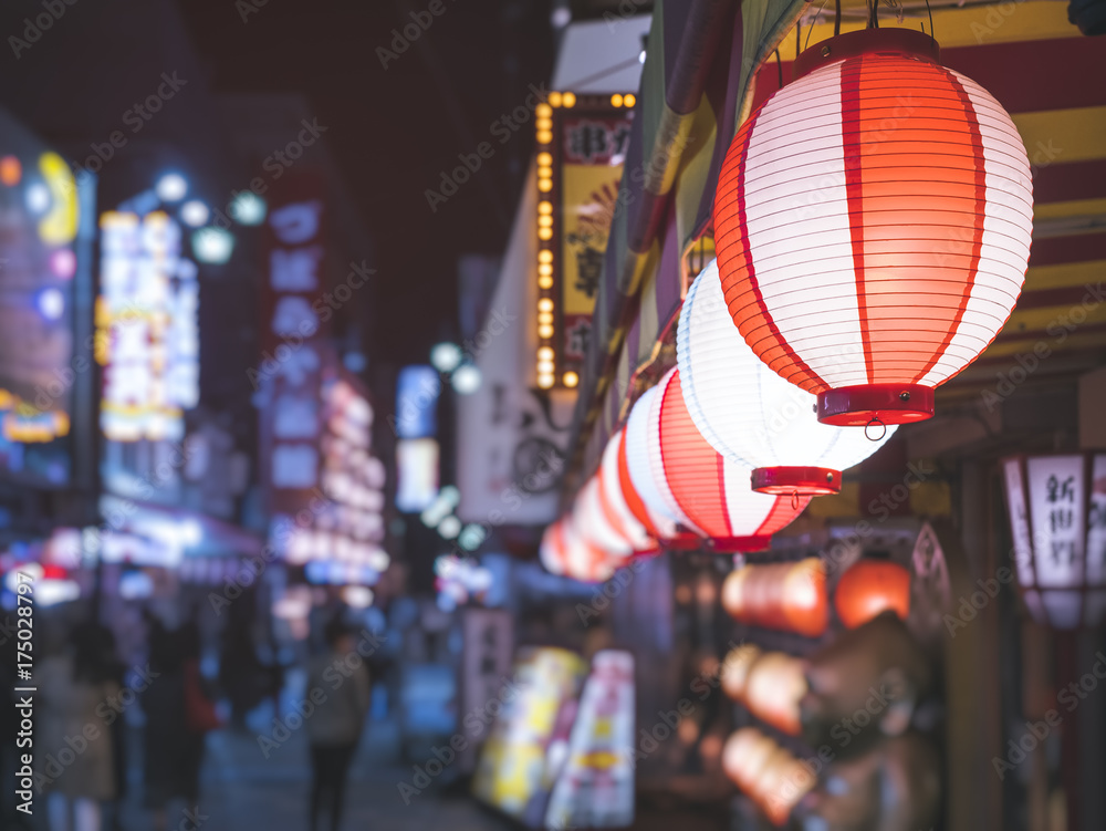 Naklejka premium Latarnie lekkie Japonia nocne życie Bar uliczny okręg z plamą ludzie