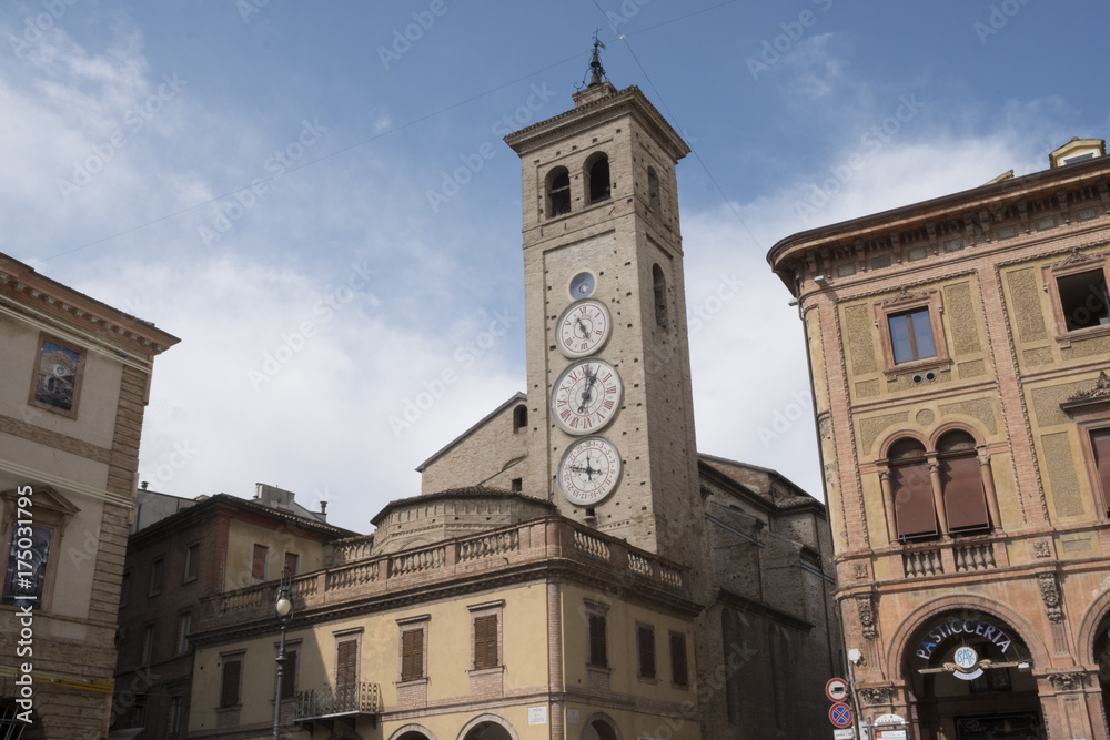 De 15de-eeuwse toren,,Torre Civica'' in het centrum van Tolentino, Italie.