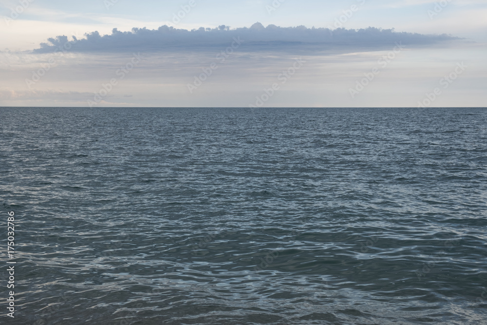Obraz premium de adriatische zee met een regenwolk