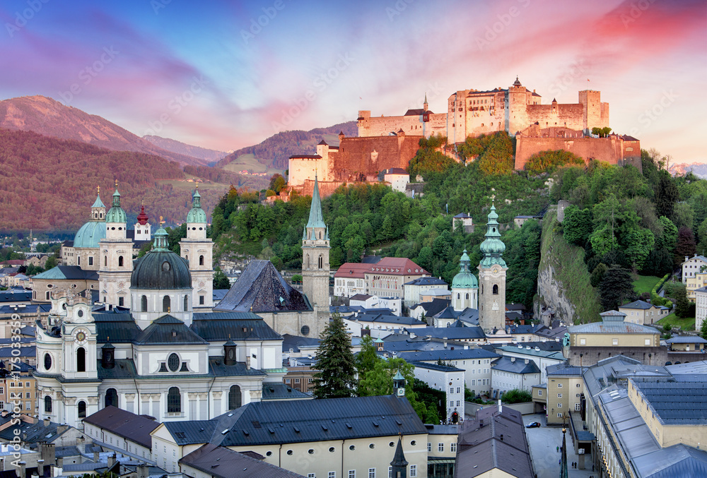 Naklejka premium Historyczne miasto Salzburg z twierdzą Hohensalzburg o zmierzchu, Salzburger Land, Austria