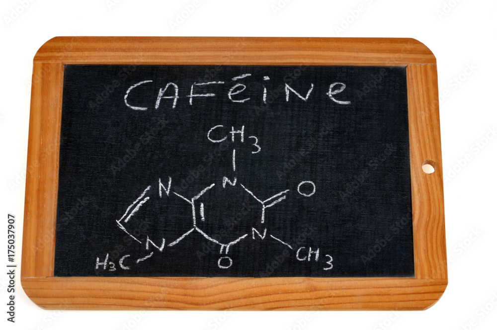 Formule chimique de la caféine écrite sur une ardoise Formule chimique de la caféine écrite sur une ardoise
