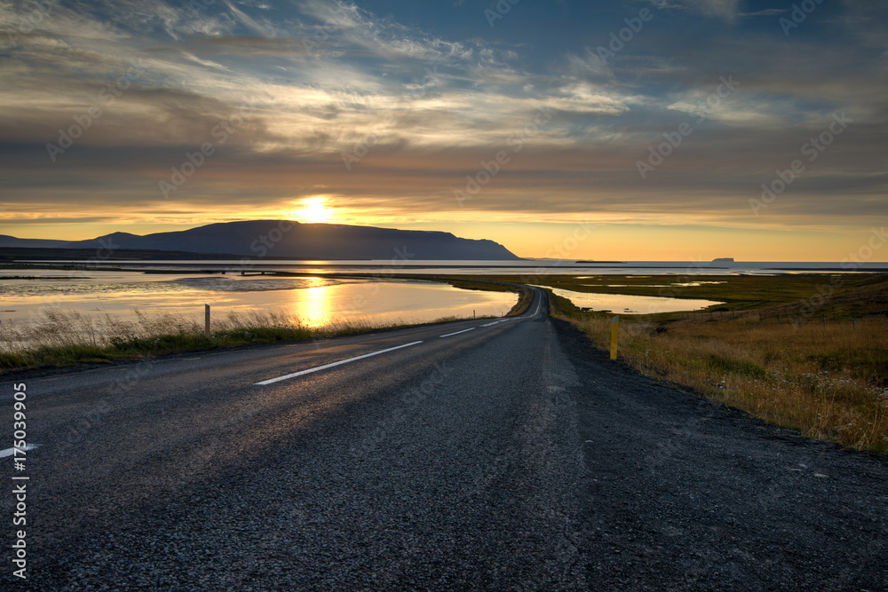 Naklejka premium Straße und Gewässer im Sonnenuntergang