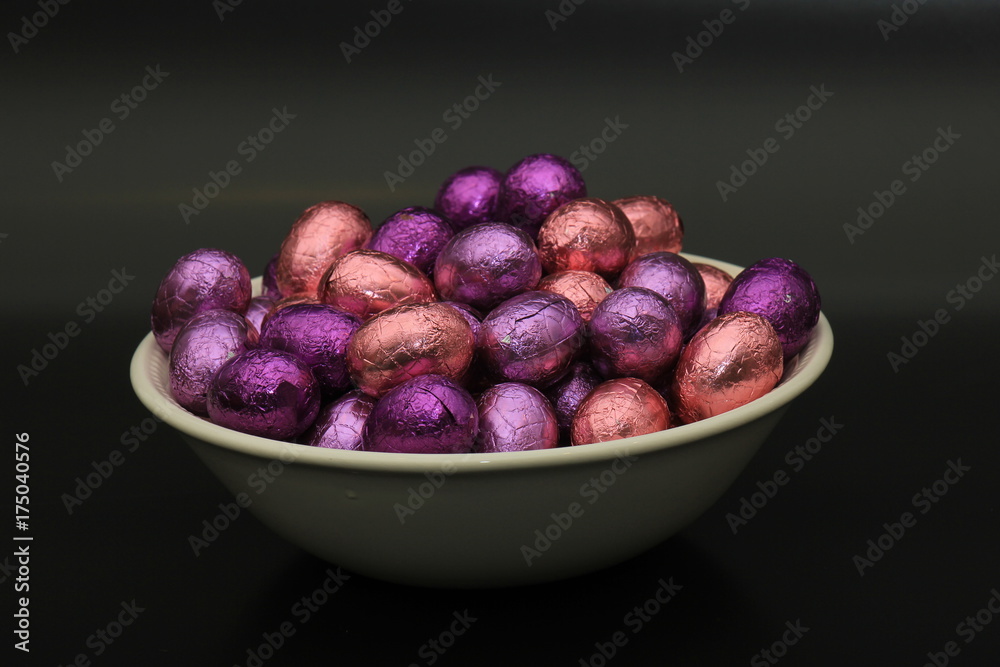 Obraz premium Easter eggs in a bowl
