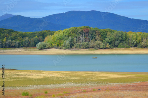 Lac de Michelbach avec montagnes en arrière plan, lac de Michelbach, Alsace, France