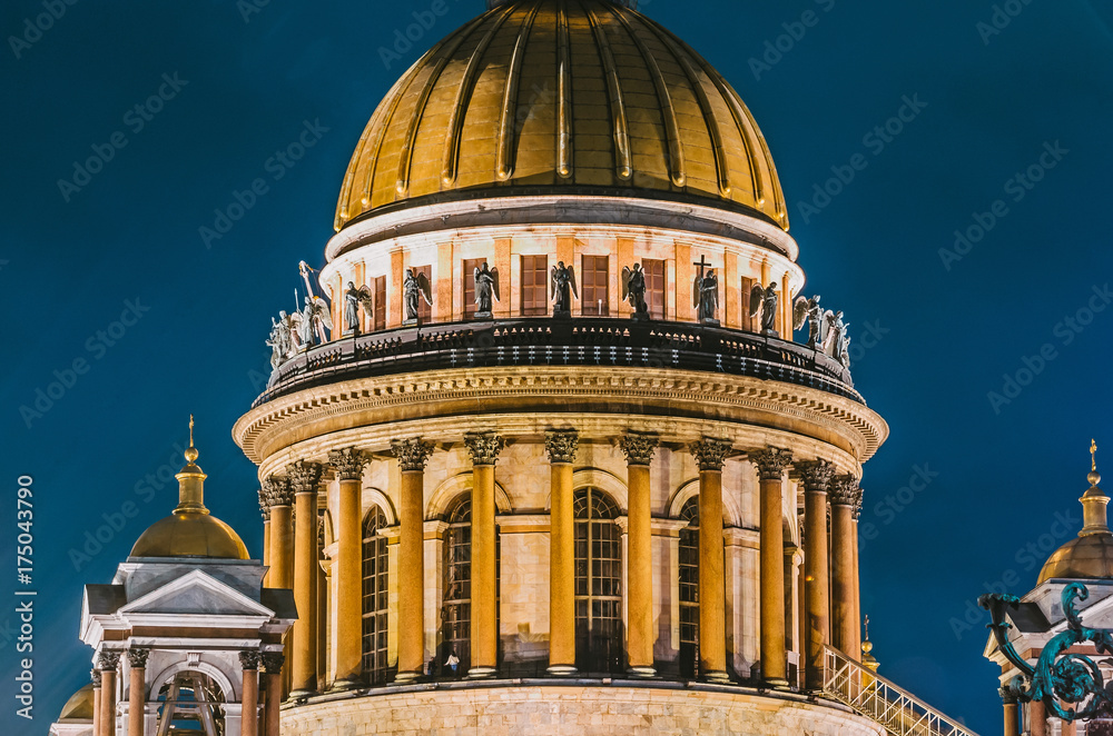 Obraz premium Saint Isaac's Cathedral Night view city Saint-Petersburg.