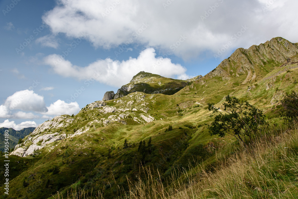 Mountain views. Between huts and nature Mountain views. Between huts and nature