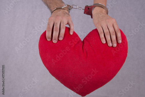 mani di uomo e di donna incatenati