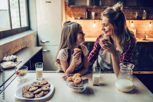 Photography Mom with daughter on kitchen